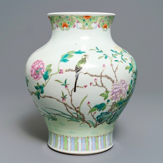 Un vase en porcelaine de Chine famille rose à décor d'un oiseau parmi fleurs, 19ème