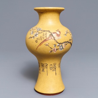 Een Chinese Yixing steengoed vaas, gesign. Ren Ganting, reliëfmerk, 20e eeuw