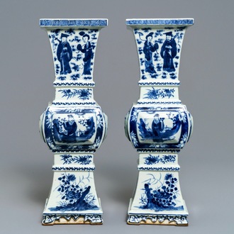 Een paar Chinese blauwwitte vazen, 19e eeuw