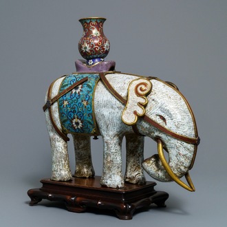 Een groot Chinees cloisonné model van een olifant, 19/20e eeuw