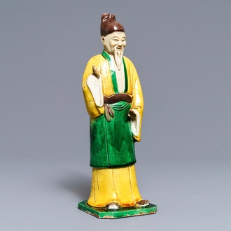 Une figure d'un sage en biscuit émaillé vert, Kangxi