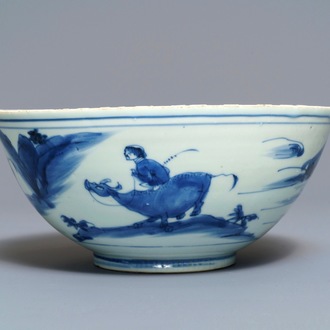 Un bol en porcelaine de Chine bleu et blanc à décor de figures sur taureaux, époque Transition