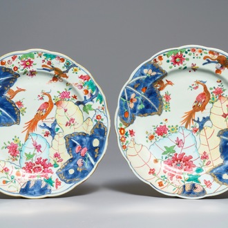 Une paire de plats en porcelaine de Chine famille rose à décor 'Feuille de tabac', Qianlong