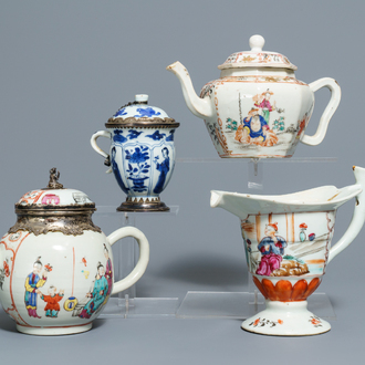 Quatre théières et verseuses en porcelaine de Chine famille rose et bleu et blanc, Kangxi/Qianlong