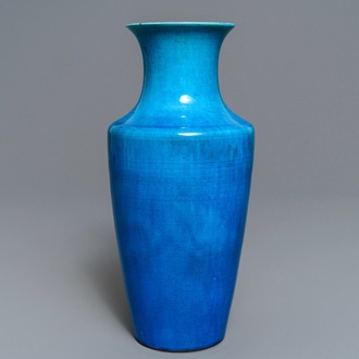 Un vase en porcelaine de Chine turquoise monochrome, 18/19ème