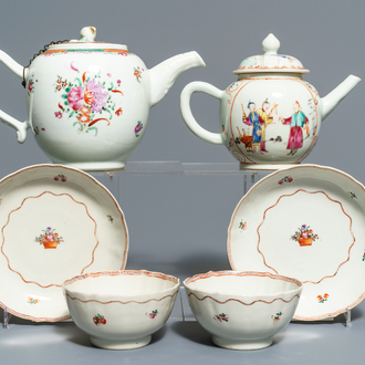 Deux théières et deux tasses et leur soucoupes en porcelaine de Chine famille rose, Qianlong