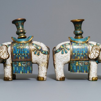 Een paar grote Chinese cloisonné modellen van olifanten, 19e eeuw