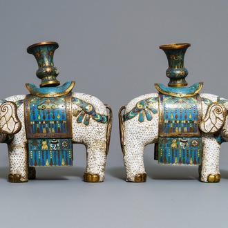 Une paire de grands modèles d'éléphants en émaux cloisonnés, Chine, 19ème