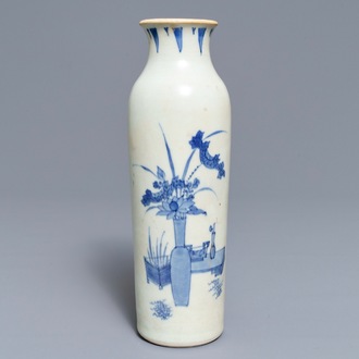 Een Chinese blauwwitte rouleau vaas met decor van bloemvazen, Hatcher cargo, Transitie periode