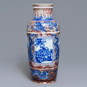 Un vase de forme rouleau en porcelaine de Chine bleu, blanc et rouge, Kangxi
