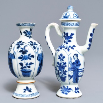 Une verseuse couverte et un vase à décor de 'Longues Dames' en porcelaine de Chine bleu et blanc, Kangxi
