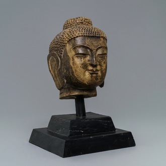 Une tête de Bouddha Shakyamuni en pierre sculptée, Chine, Ming ou après