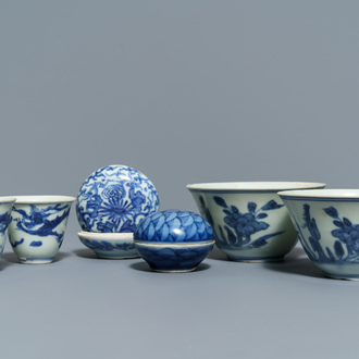 Deux bols, deux tasses à vin et deux boîtes du Hatcher Cargo en porcelaine de Chine bleu et blanc, époque Transition