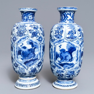 Une paire de vases en porcelaine de Chine bleu et blanc à décor d'animaux mythiques, Kangxi