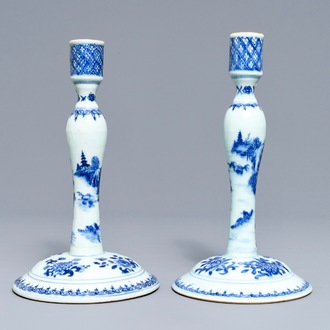 Een paar Chinese blauwwitte kandelaars, Kangxi/Qianlong