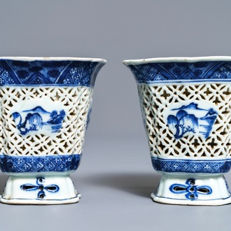 Une paire de tasses ajourées à double parois en porcelaine de Chine bleu et blanc, Qianlong