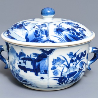 Une écuelle couverte en porcelaine de Chine bleu et blanc, Kangxi