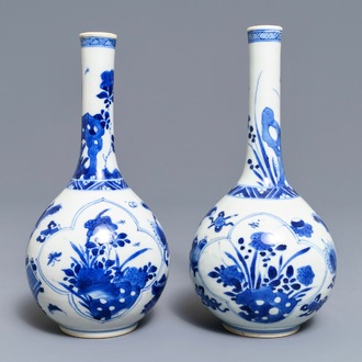 Une paire de vases de forme bouteille en porcelaine de Chine bleu et blanc, Kangxi