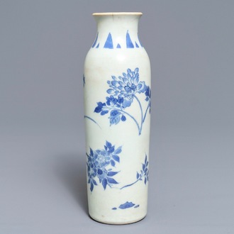 Un vase de forme rouleau en porcelaine de Chine bleu et blanc du Hatcher cargo, époque Transition