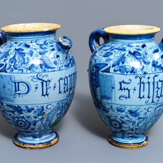 Een paar berettino blauwe siroopkannen in Italiaanse majolica, Venetië of Rome, gedat. 1592