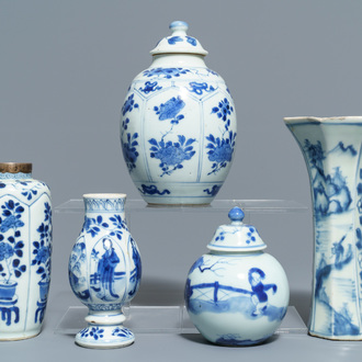 Vijf Chinese blauwwitte vazen, Kangxi