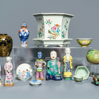 A varied collection of Chinese porcelain, 18/20th C.