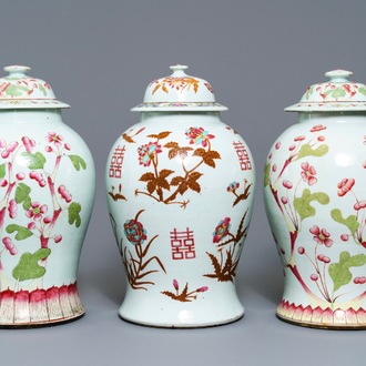 Une paire et un vase individuel en porcelaine de Chine famille rose, 19ème