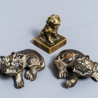 Une paire de poids de rouleau et un sceau en bronze en forme de lions, Chine, Ming et 18ème