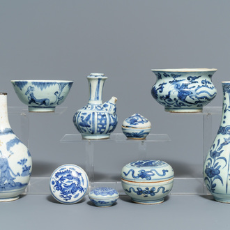 Een gevarieerde collectie Chinees blauwwit porselein, Ming en later