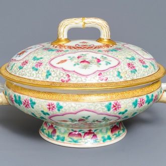 Une terrine couverte en porcelaine de Chine famille rose, marque de Guangxu, 19/20ème