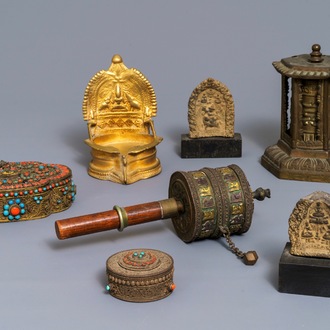 Een collectie diverse Tibetaanse votieve objecten, 19/20e eeuw