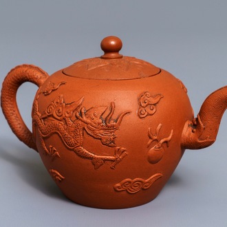 Een Chinese Yixing steengoed theepot met reliëfdecor van draken, Kangxi