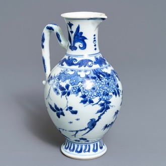 Une verseuse en porcelaine de Chine bleu et blanc à décor floral, époque Transition