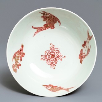 Un bol en porcelaine de Chine rouge de cuivre à décor de carpes et dragons, 19/20ème