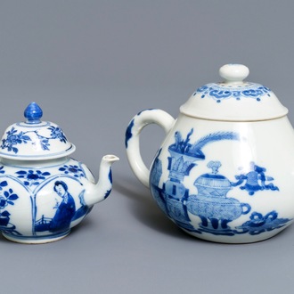 Deux théières couvertes en porcelaine de Chine bleu et blanc, marques Yu et Jiajing, Kangxi