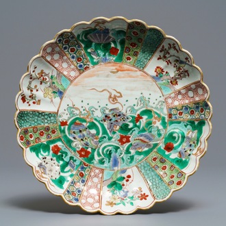 Un plat en porcelaine de Chine verte-Imari à décor de coquilles, Kangxi