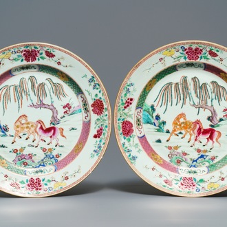 Une paire de plats en porcelaine de Chine famille rose à décor de chevaux, Yongzheng/Qianlong
