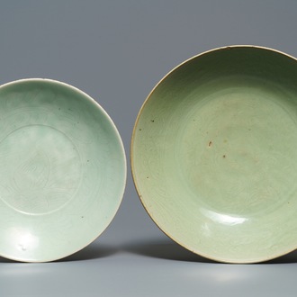 Deux plats en porcelaine de Chine céladon dite 'de Swatow' à décor incisé, Ming