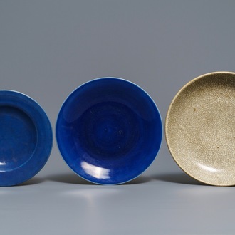 Deux plats en porcelaine de Chine bleu monochrome et un de type ge, 18/19ème