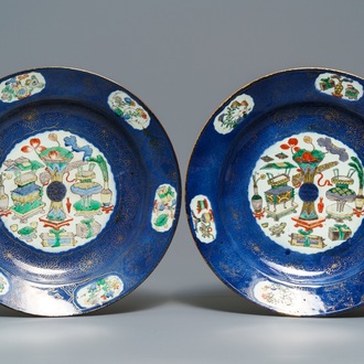 Une paire de grands plats en porcelaine de Chine famille verte sur fond bleu poudré, anc. coll. Auguste le Fort, Kangxi