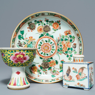 A Chinese famille verte tea caddy, a plate and a famille rose stem cup, Kangxi/Yongzheng