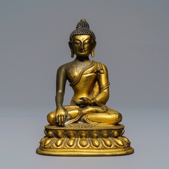 Een Sino-Tibetaanse verguld bronzen figuur van Boeddha Shakyamuni, 17/18e eeuw