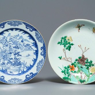 Un plat du type 'Master of the Rock' en porcelaine de Chine bleu et blanc et un en famille verte, Kangxi