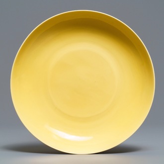 Une assiette en porcelaine de Chine jaune monochrome, marque de Hongzhi, 19/20ème