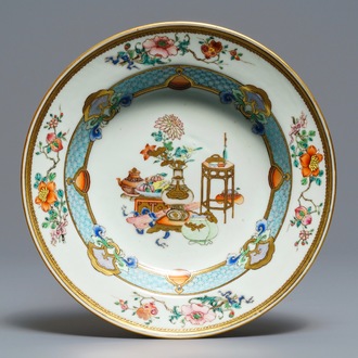 Une assiette en porcelaine de Chine famille rose à décor d'antiquités, Yongzheng