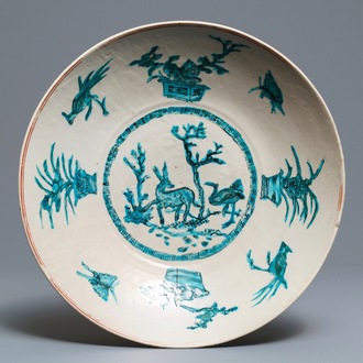 Un plat en porcelaine de Chine dite 'de Swatow' à décor d'un cerf, Ming