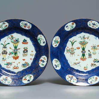 Een paar grote Chinese famille verte schotels met poederblauwe fondkleur, Kangxi