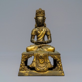 Une figure d'Amitayus en bronze doré, Sino-Tibet, Qianlong