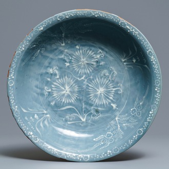 Un plat en porcelaine de Chine dite 'de Swatow' à décor appliqué sur fond bleu, Ming