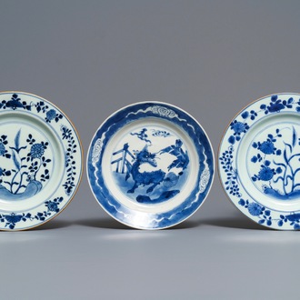 Drie Chinese blauwwitte borden met Johanneum merk, ex-coll. Augustus de Sterke, Kangxi